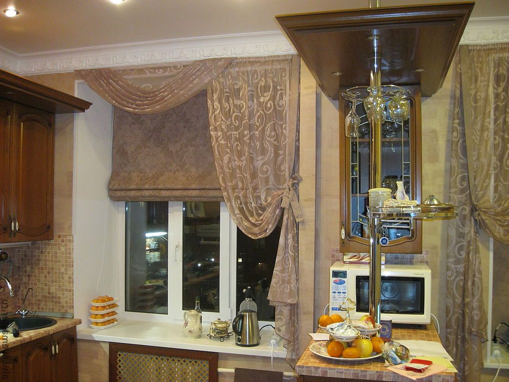 Асимметричные шторы на окне современной кухни