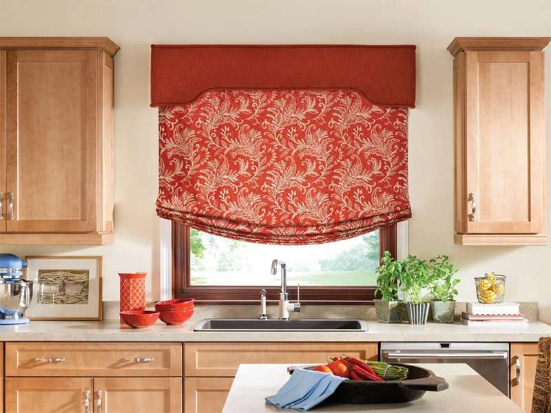 Интерьер кухни с бескаркасными римскими шторами красного цвета