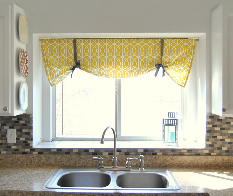 Желтое бескаркасное римское окно на кухне