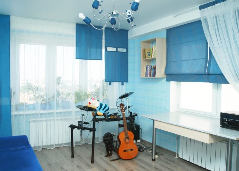 Синие шторы различного кроя в детскую комнату для мальчика