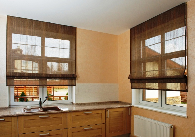 Полупрозрачные синтетические римские шторы на кухонные окна