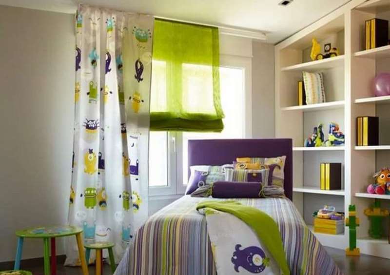 Сочетание римских штор с постельным бельем в спальне мальчика
